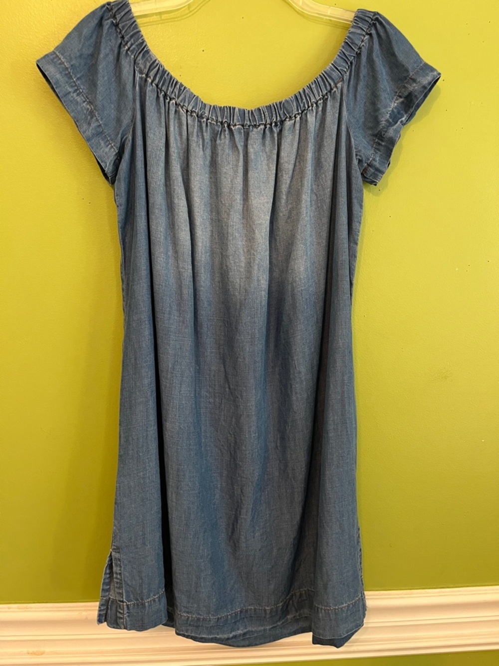 Cloth & Stone blue chambray off-the-shoulder shift dress - Picture 4 of 5